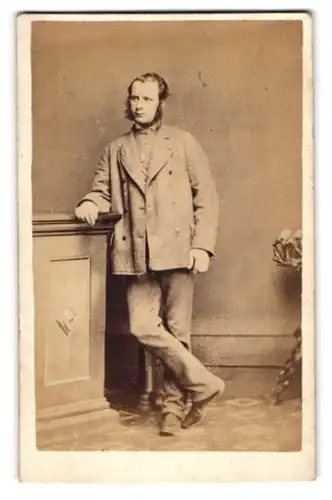 Fotografie J. Waite, Torquay, Charmanter Herr in modischer Kleidung
