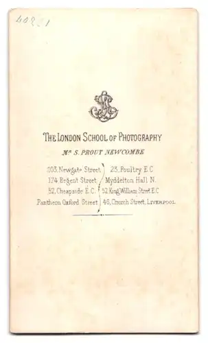 Fotografie Mr. S. Prout Newcombe, London, 174 Regent Street, Ältere Dame im Kleid mit einem Buch