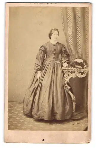 Fotografie The London School of Photography, London, 103, Newgate Street, Bürgerliche Dame im modischen Kleid