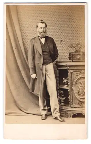 Fotografie The London Stereoscopic and Photographic Company, London, 110, Regent St., Modisch gekleideter Herr mit Bart