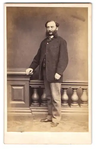 Fotografie A. Barber, Bristol, 18, Park Street, Modisch gekleideter Herr mit Bart