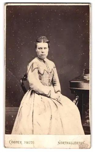 Fotografie James Cooper, Northallerton, Bürgerliche Dame im modischen Kleid