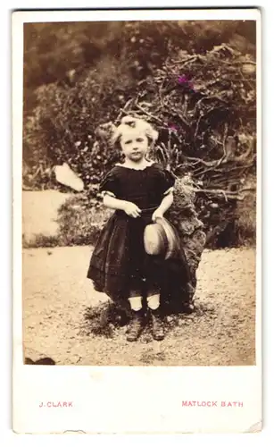 Fotografie J. Clark, Matlock Bath /Derbyshire, Kleines Mädchen im Kleid