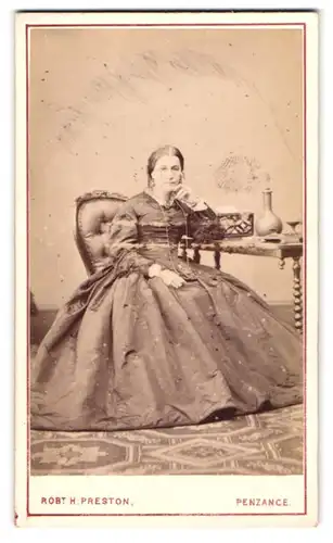 Fotografie Robt. H. Preston, Penzance, Bürgerliche Dame sitzt am Tisch