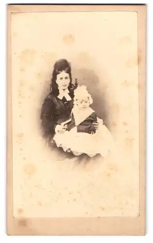 Fotografie John Reynolds, Padstow, Bürgerliche Dame mit kleinem Kind auf dem Schoss