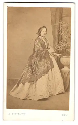 Fotografie J. Titterton, Ely, Ältere Dame im hübschen Kleid mit Haube