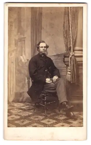Fotografie G. Villiers, Newport /Mon., High St. 59, Modisch gekleideter Herr mit Bart