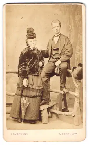 Fotografie J. Batemann, Canterbury, 54, St. George`s St., Junges Paar in zeitgenössischer Kleidung