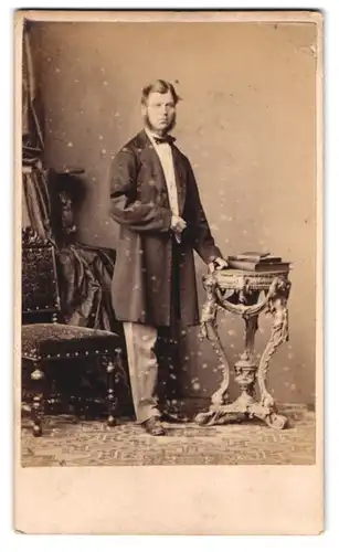 Fotografie R. Slingsby, Lincoln, Modisch gekleideter Herr mit Chin-Strap