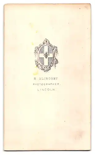 Fotografie R. Slingsby, Lincoln, Modisch gekleideter Herr mit Chin-Strap