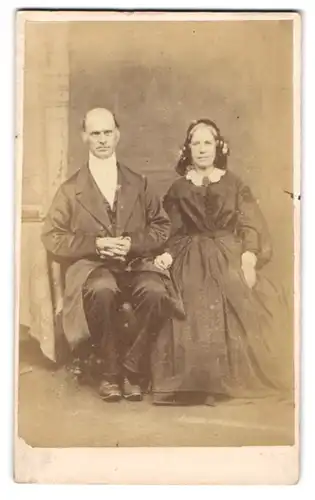Fotografie unbekannter Fotograf und Ort, Älteres Paar in zeitgenössischer Kleidung