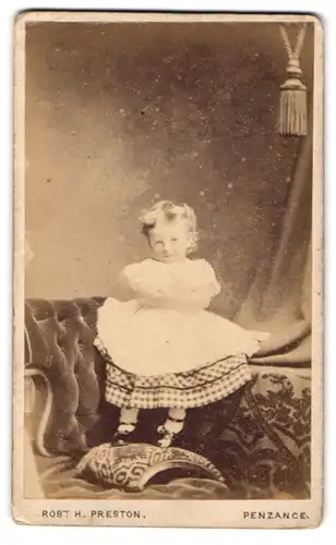 Fotografie Robt. H. Preston, Penzance, Kleines Mädchen im hübschen Kleid