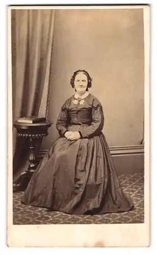 Fotografie G. Bentley, Stockport, Ältere Dame im Kleid mit Haube