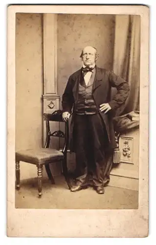 Fotografie E. A. Carnel, Nottingham-New Radford, George Street, Älterer Herr in zeitgenössischer Kleidung