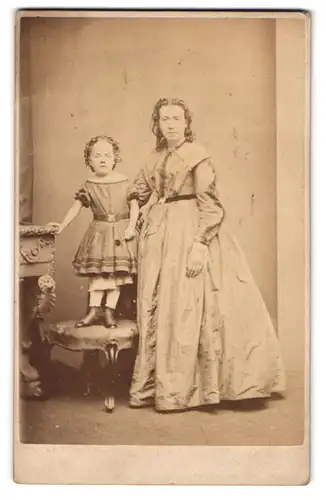 Fotografie E. A. Carnell, New Radford near Nottingham, Bürgerliche Dame mit einem Kind