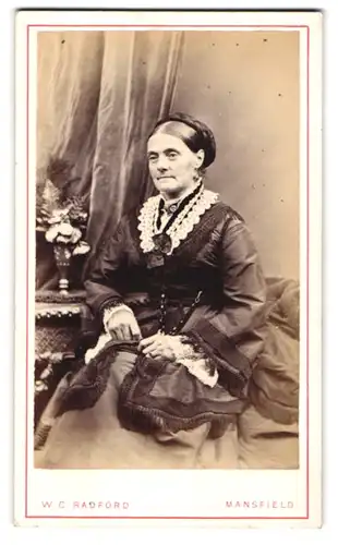 Fotografie W. C. Radford, Mansfield, Ältere Dame in hübscher Kleidung