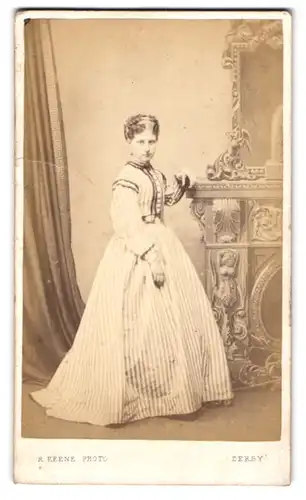 Fotografie R. Keene, Derby, Junge Dame im gestreiften Kleid