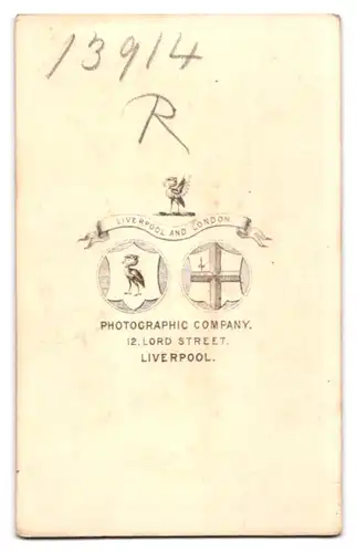 Fotografie Photographic Company, Liverpool, 12, Lord Street, Bürgerliche Dame im Samtkleid