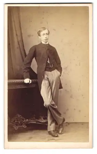Fotografie Mayland, Cambridge, Junger Herr in modischer Kleidung