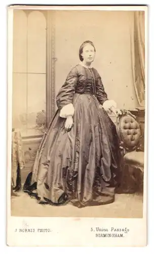 Fotografie J. Norris, Birmingham, 5, Union Passage, Junge Dame im langen Kleid