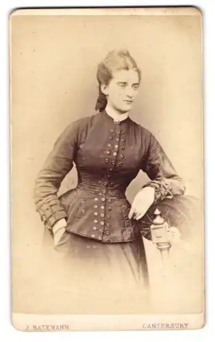Fotografie J. Batemann, Canterbury, St. George`s St., 51, Junge Dame in modischer Kleidung
