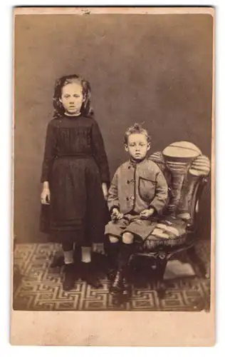 Fotografie unbekannter Fotograf und Ort, Kleiner Junge im Anzug und Mädchen im Kleid