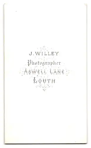 Fotografie J. Willey, Louth, Aswell Lane, Junger Herr in modischer Kleidung