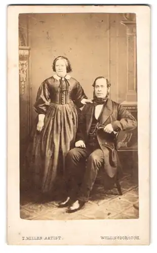 Fotografie Thos. Miller, Wellingborough, Midland Road, Bürgerliches Paar in modischer Kleidung