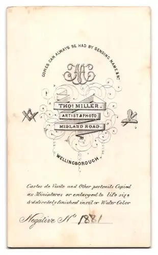 Fotografie Thos. Miller, Wellingborough, Midland Road, Bürgerliches Paar in modischer Kleidung