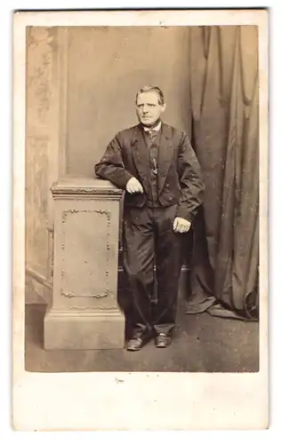 Fotografie T. Aldcroft, Manchester, 103, London Road, Bürgerlicher Herr im Anzug