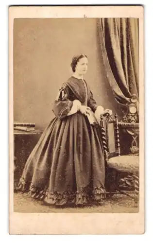 Fotografie J. J. Wilson, Eton, 22, High St., Junge Dame im Kleid mit Buch