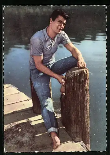 AK Schauspieler Tony Curtis in Jeans an einem Seeufer