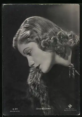 AK Schauspielerin Gisela Uhlen mit Pelzkragen von der Seite