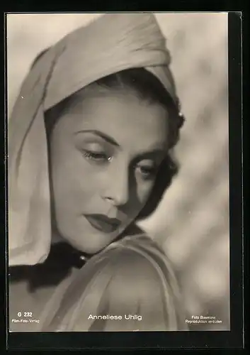 AK Schauspielerin Anneliese Uhlig mit Schal als Kopfbedeckung