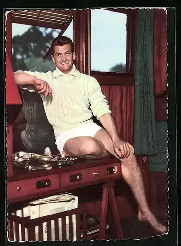 AK Schauspieler Jean Marais in kurzen Hosen unter Deck