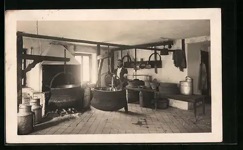 AK Käseherstellung in grossen Kesseln