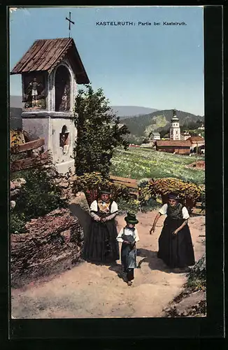 AK Kastelruth, Partie bei Kastelruth mit zwei Frauen und Kind in Tracht am Flurkreuz