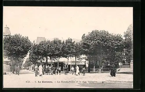 AK La Garenne, Le Rond-Point et la rue Voltaire