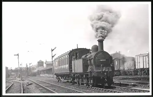 Fotografie Eisenbahn Gross Britannien, Dampflok Nr. 58056, Personenzug mit Lokomotive in Fahrt