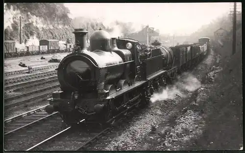 Fotografie Eisenbahn Gross Britannien, Dampflok Nr. 2463, Güterzug mit Lokomotive