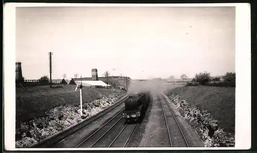 Fotografie Eisenbahn Gross Britannien, Dampflok Nr. 2697, Personenzug