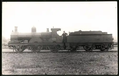 Fotografie Eisenbahn Gross Britannien, Dampflok Nr. 3251, Tender-Lokomotive mit Lokführer