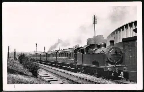Fotografie Eisenbahn Gross Britannien, Dampflok Nr. 2001, Personenzug bei Hendon