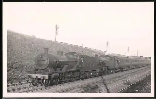 Fotografie Eisenbahn Gross Britannien, Dampflok Nr. 41167 & 2446, Personenzug mit zwei Lokomotiven