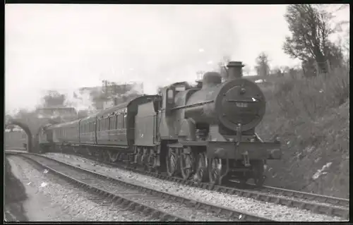 Fotografie Eisenbahn Gross Britannien, Dampflok Nr. 632, Personenzug mit Tender-Lokomotive