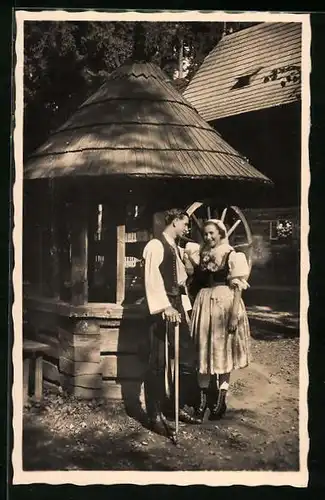 AK Junges tschechisches Pärchen in Tracht an einem Brunnen