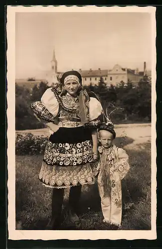 AK Tschechische Frau und tschechischer Junge in Volkstracht