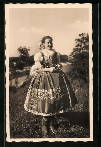 AK Tschechische Frau in Volkstracht