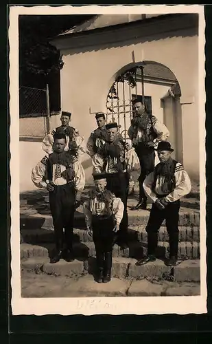 AK Moravské kroie - Pred kostelem ve Vicnove