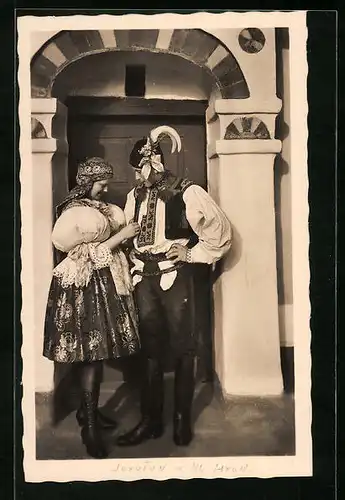 AK Junges Paar in tschechischer Tracht vor einem Hauseingang